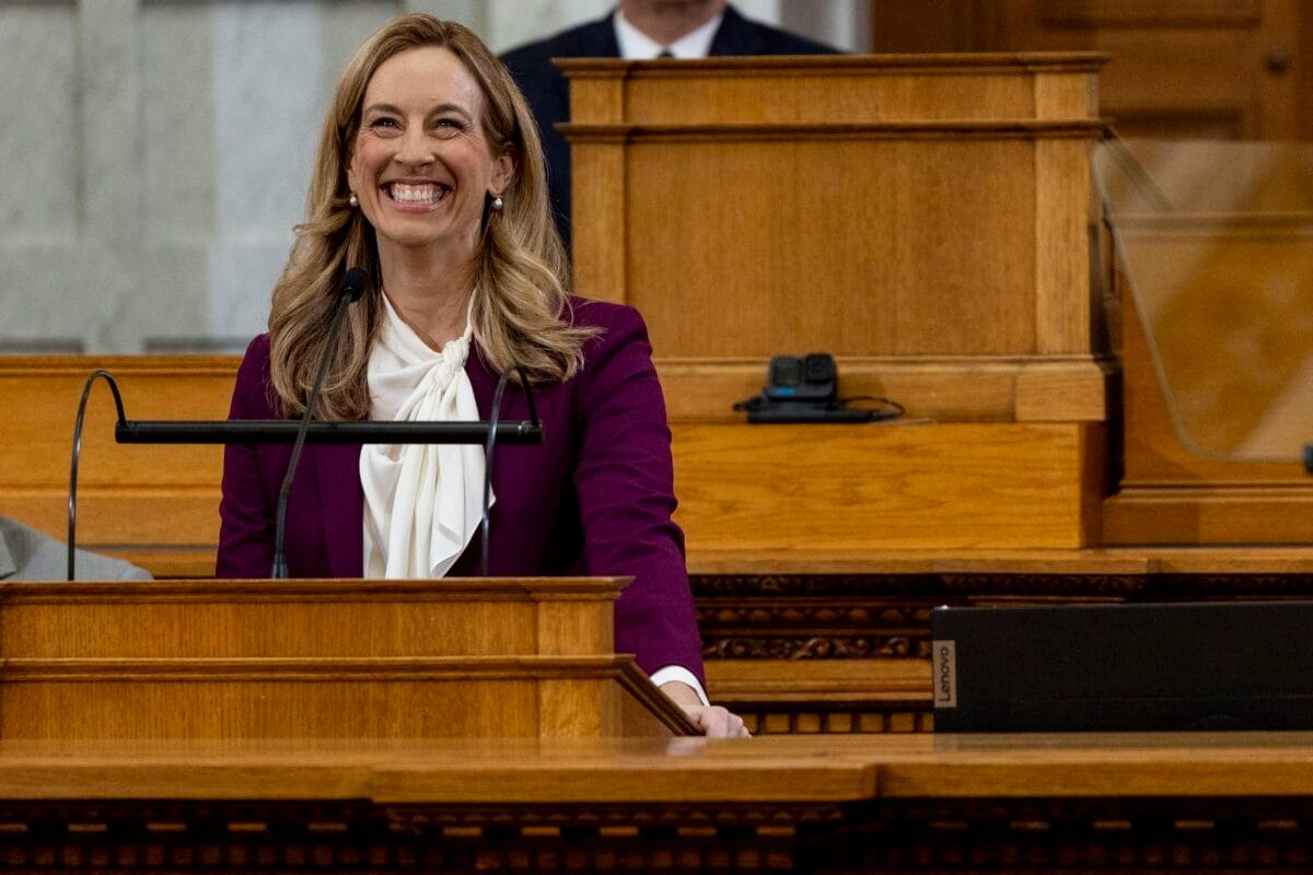 La gobernadora Sherrill usa el español para hablar directamente con los residentes latinos