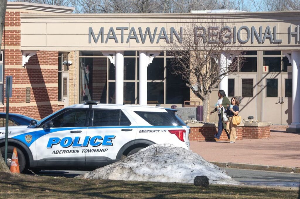 La policía respondió a una amenaza en la escuela secundaria regional de Matawan el 9 de marzo, una de al menos dos amenazas hechas en las escuelas secundarias de N.J. ese día. Ed Murray| Para NJ.com