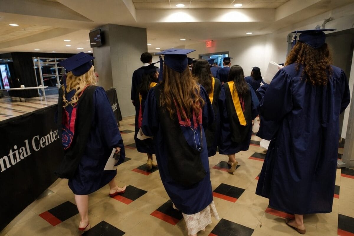 Graduados universitarios de NJ batallan para conseguir empleo en medio de la incertidumbre económica y el uso de la IA