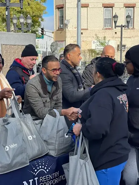 Voluntarios entregando bolsas en evento comunitario urbano
