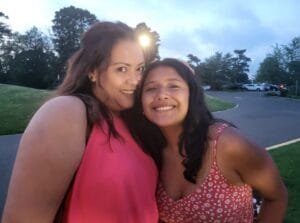 Dos mujeres sonriendo al atardecer en parque
