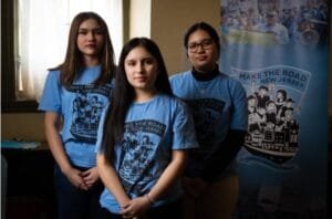 Tres jóvenes con camisetas Make the Road NJ