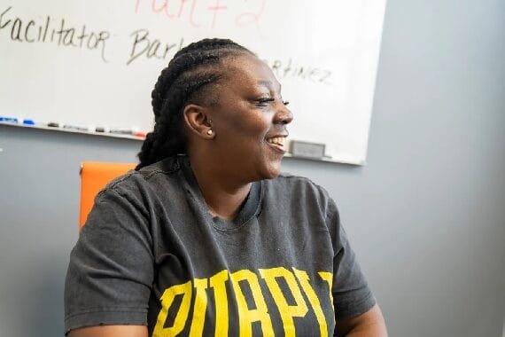 Jamie Jacobs, clienta de TAPS, se encuentra sentada en una sala de reuniones de Tenant Assistance Program Services, en el número 60 de Carroll Street, el mar...
