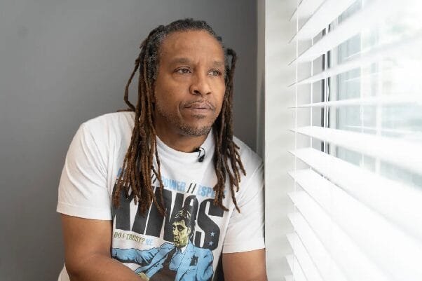 James Braxton, un usuario de TAPS, junto a una ventana en las instalaciones de Tenant Assistance Program Services (TAPS), en el número 60 de Carroll Street,...