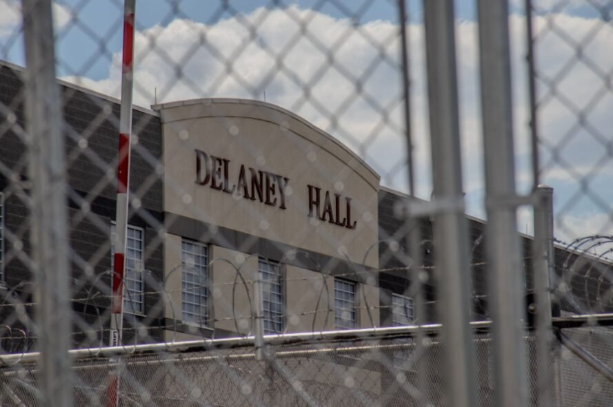 Las protestas no son solo en Delaney Hall. Las voces se escuchan en otros lugares